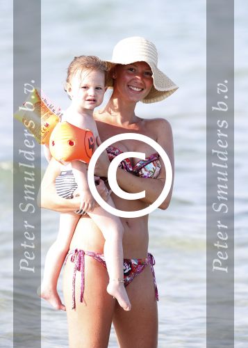 ibiza 11 juli 2013
Lange Frans met zijn vrouw Danielle en kinderen op vakantie op ibiza.
Peter Smulders bv