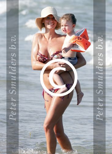 ibiza 11 juli 2013
Lange Frans met zijn vrouw Danielle en kinderen op vakantie op ibiza.
Peter Smulders bv