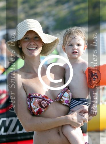 ibiza 11 juli 2013
Lange Frans met zijn vrouw Danielle en kinderen op vakantie op ibiza.
Peter Smulders bv