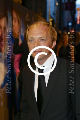 AMSTERDAM - Bij het Tuschinski Theater is de premiere van Behind the Candelabra. Met op de rode loper  Derek Ogilvie.