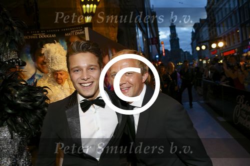 AMSTERDAM - Bij het Tuschinski Theater is de premiere van Behind the Candelabra. Met op de rode loper  Derek Ogilvie met partner.