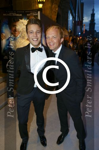 AMSTERDAM - Bij het Tuschinski Theater is de premiere van Behind the Candelabra. Met op de rode loper  Derek Ogilvie met partner.