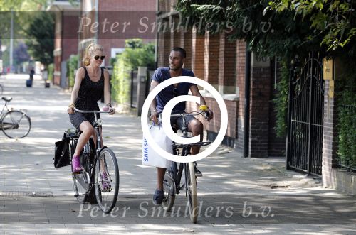 Amsterdam 23 juli 2013
Doutzen Kroes en Sunnery James op de fiets in Amsterdam.
Peter Smulders bv