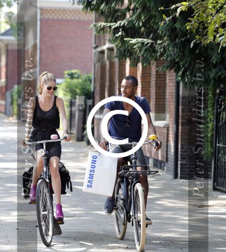 Amsterdam 23 juli 2013
Doutzen Kroes en Sunnery James op de fiets in Amsterdam.
Peter Smulders bv
