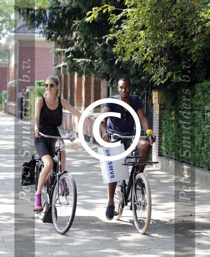 Amsterdam 23 juli 2013
Doutzen Kroes en Sunnery James op de fiets in Amsterdam.
Peter Smulders bv