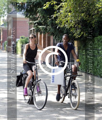 Amsterdam 23 juli 2013
Doutzen Kroes en Sunnery James op de fiets in Amsterdam.
Peter Smulders bv