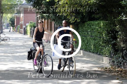Amsterdam 23 juli 2013
Doutzen Kroes en Sunnery James op de fiets in Amsterdam.
Peter Smulders bv