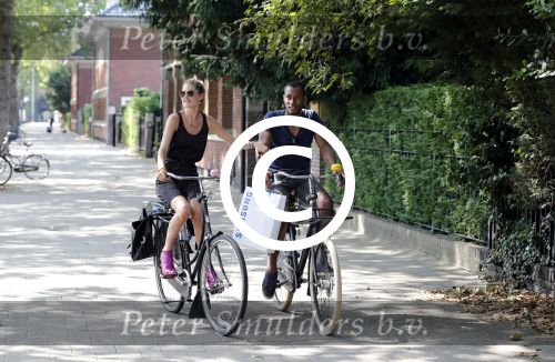 Amsterdam 23 juli 2013
Doutzen Kroes en Sunnery James op de fiets in Amsterdam.
Peter Smulders bv