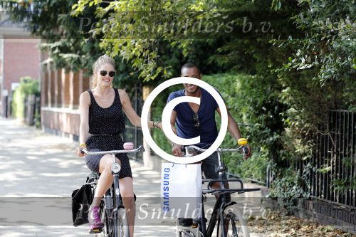 Amsterdam 23 juli 2013
Doutzen Kroes en Sunnery James op de fiets in Amsterdam.
Peter Smulders bv