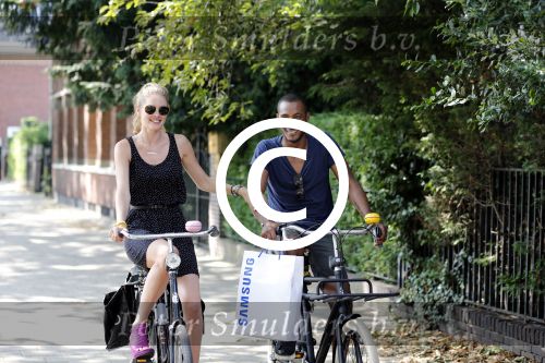 Amsterdam 23 juli 2013
Doutzen Kroes en Sunnery James op de fiets in Amsterdam.
Peter Smulders bv