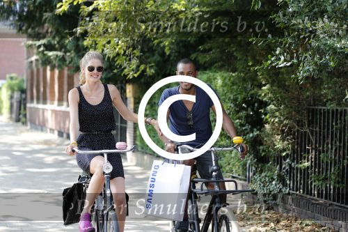Amsterdam 23 juli 2013
Doutzen Kroes en Sunnery James op de fiets in Amsterdam.
Peter Smulders bv