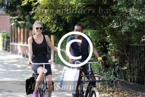 Amsterdam 23 juli 2013
Doutzen Kroes en Sunnery James op de fiets in Amsterdam.
Peter Smulders bv