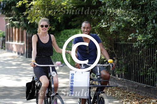 Amsterdam 23 juli 2013
Doutzen Kroes en Sunnery James op de fiets in Amsterdam.
Peter Smulders bv