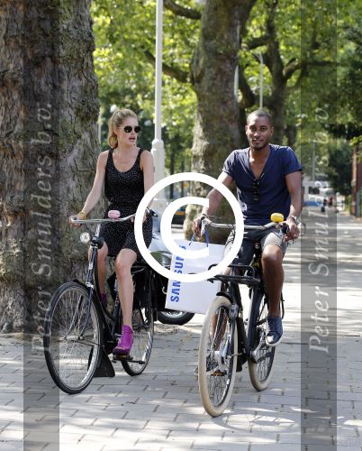 Amsterdam 23 juli 2013
Doutzen Kroes en Sunnery James op de fiets in Amsterdam.
Peter Smulders bv