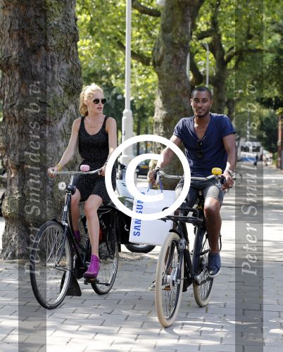 Amsterdam 23 juli 2013
Doutzen Kroes en Sunnery James op de fiets in Amsterdam.
Peter Smulders bv