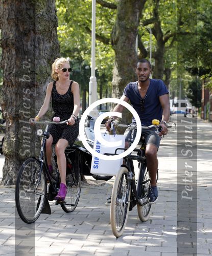 Amsterdam 23 juli 2013
Doutzen Kroes en Sunnery James op de fiets in Amsterdam.
Peter Smulders bv