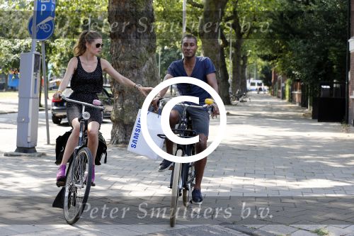 Amsterdam 23 juli 2013
Doutzen Kroes en Sunnery James op de fiets in Amsterdam.
Peter Smulders bv