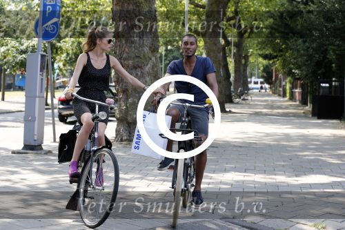 Amsterdam 23 juli 2013
Doutzen Kroes en Sunnery James op de fiets in Amsterdam.
Peter Smulders bv