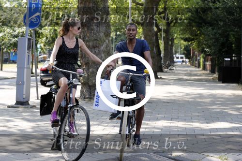 Amsterdam 23 juli 2013
Doutzen Kroes en Sunnery James op de fiets in Amsterdam.
Peter Smulders bv