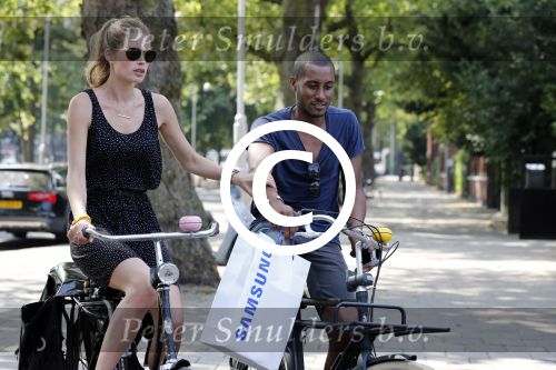 Amsterdam 23 juli 2013
Doutzen Kroes en Sunnery James op de fiets in Amsterdam.
Peter Smulders bv