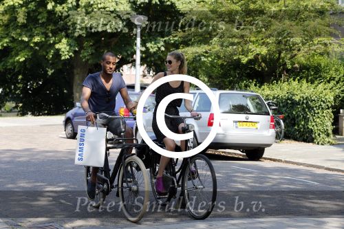 Amsterdam 23 juli 2013
Doutzen Kroes en Sunnery James op de fiets in Amsterdam.
Peter Smulders bv