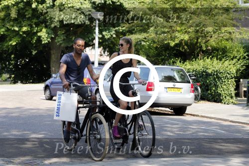 Amsterdam 23 juli 2013
Doutzen Kroes en Sunnery James op de fiets in Amsterdam.
Peter Smulders bv