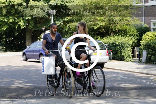 Amsterdam 23 juli 2013
Doutzen Kroes en Sunnery James op de fiets in Amsterdam.
Peter Smulders bv