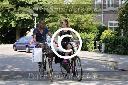 Amsterdam 23 juli 2013
Doutzen Kroes en Sunnery James op de fiets in Amsterdam.
Peter Smulders bv