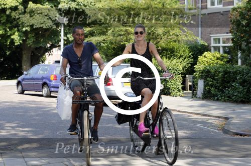 Amsterdam 23 juli 2013
Doutzen Kroes en Sunnery James op de fiets in Amsterdam.
Peter Smulders bv