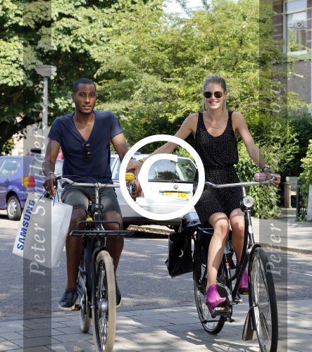 Amsterdam 23 juli 2013
Doutzen Kroes en Sunnery James op de fiets in Amsterdam.
Peter Smulders bv
