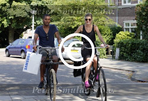 Amsterdam 23 juli 2013
Doutzen Kroes en Sunnery James op de fiets in Amsterdam.
Peter Smulders bv