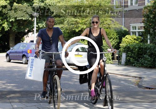 Amsterdam 23 juli 2013
Doutzen Kroes en Sunnery James op de fiets in Amsterdam.
Peter Smulders bv