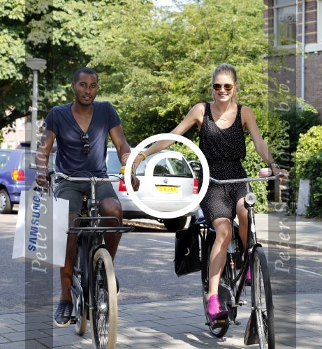 Amsterdam 23 juli 2013
Doutzen Kroes en Sunnery James op de fiets in Amsterdam.
Peter Smulders bv