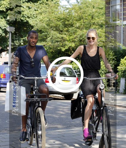 Amsterdam 23 juli 2013
Doutzen Kroes en Sunnery James op de fiets in Amsterdam.
Peter Smulders bv