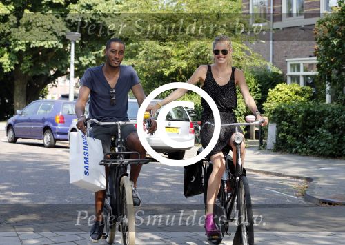 Amsterdam 23 juli 2013
Doutzen Kroes en Sunnery James op de fiets in Amsterdam.
Peter Smulders bv