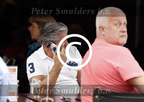 Amsterdam 3 juli 2013
Dries Roelvink met zijn telefoon aan het bellen met daarop foto\'s van zijn 2 kleinkinderen.
Peter Smulders bv
