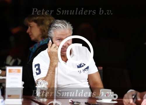 Amsterdam 3 juli 2013
Dries Roelvink met zijn telefoon aan het bellen met daarop foto\'s van zijn 2 kleinkinderen.
Peter Smulders bv