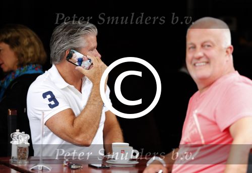 Amsterdam 3 juli 2013
Dries Roelvink met zijn telefoon aan het bellen met daarop foto\'s van zijn 2 kleinkinderen.
Peter Smulders bv