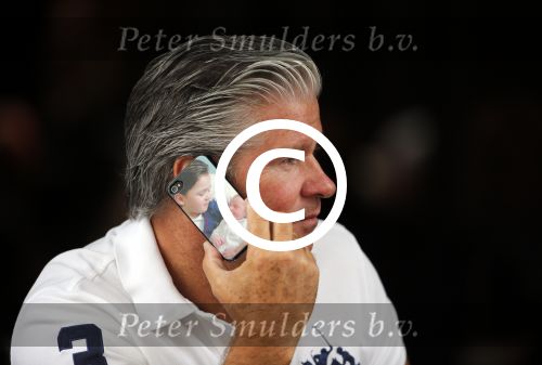 Amsterdam 3 juli 2013
Dries Roelvink met zijn telefoon aan het bellen met daarop foto\'s van zijn 2 kleinkinderen.
Peter Smulders bv