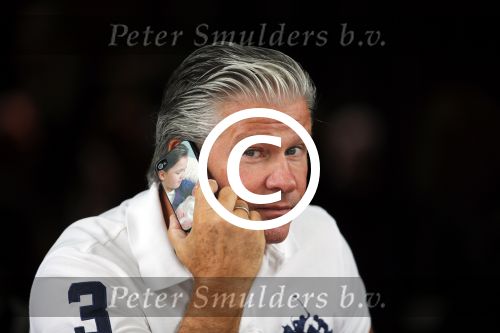 Amsterdam 3 juli 2013
Dries Roelvink met zijn telefoon aan het bellen met daarop foto\'s van zijn 2 kleinkinderen.
Peter Smulders bv