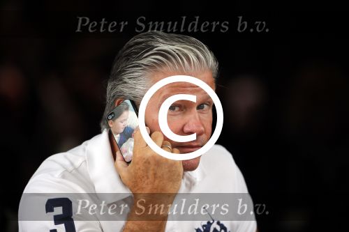 Amsterdam 3 juli 2013
Dries Roelvink met zijn telefoon aan het bellen met daarop foto\'s van zijn 2 kleinkinderen.
Peter Smulders bv
