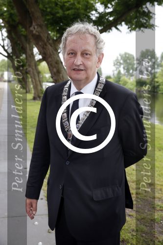 Amsterdam 3 juli 2013
Sjaak Swart 75 jaar . Hij viert dat met een wedstrijd met oud ajax spelers in het Olympisch stadion. Burgemeester Eberhard v d Laan
Peter Smulders bv