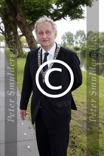Amsterdam 3 juli 2013
Sjaak Swart 75 jaar . Hij viert dat met een wedstrijd met oud ajax spelers in het Olympisch stadion. Burgemeester Eberhard v d Laan
Peter Smulders bv