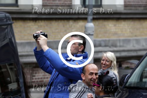 Amsterdam 24 juni 2013
Rihanna verlaat het Amstel hotel en laat haar beveiliging een fan ophalen om met haar mee te rijden in de auto. Edwin janssen met videocamera
Peter Smulders bv