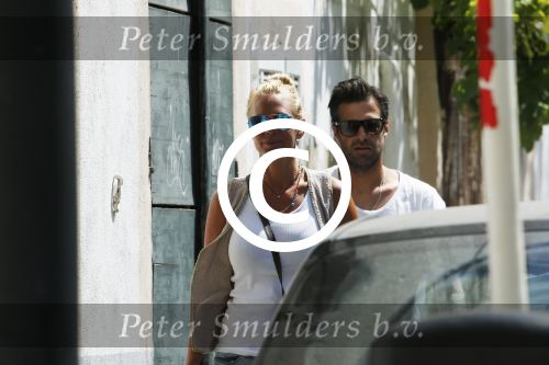 ibiza 11 juli 2013
Ellemieke Vermolen en Sergio Herman doen boodschappen in ibiza stad.
Peter Smulders bv