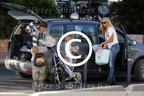 Ibiza 13 juli 2013
Ellemieke Vermolen en Sergio Herman op het vliegveld met hun 2 zoons en een zoon en dochter van Sergio uit een eerdere relatie.
Peter Smulders bv