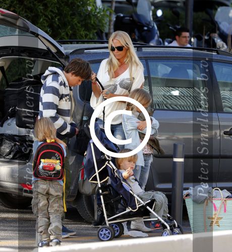 Ibiza 13 juli 2013
Ellemieke Vermolen en Sergio Herman op het vliegveld met hun 2 zoons en een zoon en dochter van Sergio uit een eerdere relatie.
Peter Smulders bv