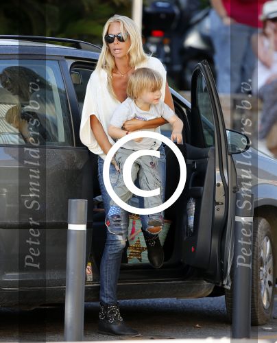 Ibiza 13 juli 2013
Ellemieke Vermolen en Sergio Herman op het vliegveld met hun 2 zoons en een zoon en dochter van Sergio uit een eerdere relatie.
Peter Smulders bv