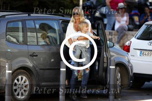Ibiza 13 juli 2013
Ellemieke Vermolen en Sergio Herman op het vliegveld met hun 2 zoons en een zoon en dochter van Sergio uit een eerdere relatie.
Peter Smulders bv