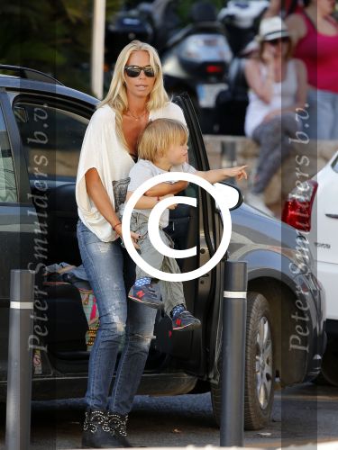 Ibiza 13 juli 2013
Ellemieke Vermolen en Sergio Herman op het vliegveld met hun 2 zoons en een zoon en dochter van Sergio uit een eerdere relatie.
Peter Smulders bv